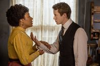 Howards End – Leonard Bast (Joseph Quinn, r.) und Jacky Bast (Rosalind Eleazar, l.).