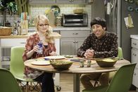 The Big Bang Theory – Bernadettes (Melissa Rauch, l.) erster Arbeitstag steht bevor. Doch sie muss sich eingestehen, dass es ihr ganz schön schwer fällt, sich von Baby Halley und Howard (Simon Helberg, r.) zu trennen ...