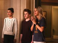 The Mick – Als Mick (Kaitlin Olson, r.) mit ihren Ziehkindern Chip (Thomas Barbusca, M.) und Sabrina (Sofia Black-D'Elia, l.) auf Albas Rückkehr wartet, passiert etwas Unerwartetes ...