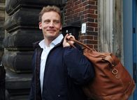 Abgezockt! – Im April 2005 verlässt Alexander Falk die Untersuchungshaftanstalt in Hamburg. Erst im Mai 2008 wird Falk zu insgesamt vier Jahren Haft verurteilt – wegen versuchten Betruges und Beihilfe zur Bilanzfälschung.