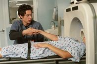 Scrubs - Die Anfänger – Obwohl J.D. (Zach Braff, l.) die Frau im Kernspin-Tomographie-Gerät nicht kennt, hat er sich in sie verliebt ...