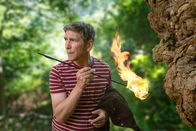 Löwenzahn – Jemand versucht uralte Bäume im Wald zu zerstören - jetzt sogar mit Feuer. Fritz Fuchs (Guido Hammesfahr) ist wütend darüber, zumal der Unbekannte ständig entwischt. Fritz hofft, mit seinen indigenen Freunden und ihrem Wissen der Lakota das Rätsel zu lösen.