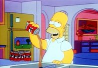 Die Simpsons – Geheilt gießt Homer das Bier ins Spülbecken.