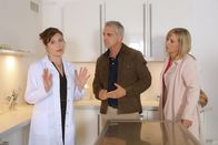 Die Rosenheim-Cops – Die Rosenheimer Kommissare Bergmann (Florian Fitz, M.) und Danner (Katharina Abt, r.) sprechen mit Elisabeth Rieder (Susanne Berckhemer, l.), der Chefin der Toten.