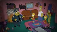 Die Simpsons – Bei Bart (2.v.l.), Homer (3.v.l.), Lisa (3.v.r.), Maggie (2.v.r.) und Marge (r.) Simpson gehen nachts merkwürdige Dinge vor sich. Ein unsichtbarer Dämon scheint sein Unwesen zu treiben. Um dies zu dokumentieren, stellt Homer mehrere Kameras auf, die das Geschehen filmen. Schließlich stellt sich heraus, dass es sich dabei um einen Dämon in Moes (l.) Gestalt mit Flügeln handelt ...