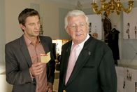 Die Rosenheim-Cops – Kommissar Sven Hansen (Igor Jeftic, l.) ertappt Weinhändler Harry Norden (Dieter Thomas Heck, r.).
