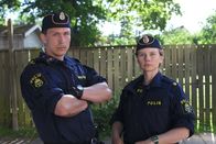 Thin Blue Line – Magnus (Oscar Töringe) und Sara (Amanda Jansson) kommen sich näher als jemals zuvor. Nach Dienstschluss verabreden sie sich zum Essen, wobei Magnus Sara auf ungewöhnliche Weise überrascht.