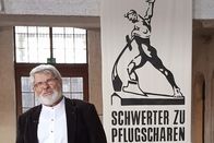 Die sieben geheimen Atompläne der DDR – Harald Brettschneider war Jugendpfarrer in Sachsen und entwickelte das auch außerhalb der DDR bekannte Symbol der Friedensbewegung "Schwerter zu Pflugscharen".