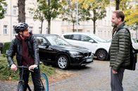 In aller Freundschaft – ARD/MDR IN ALLER FREUNDSCHAFT FOLGE 923, "Wennschon - Dennschon" Uhr im ERSTEN. (Ab 30.03.2021, 21:00 Uhr in der Mediathek) Dr. Kai Hoffmann (Julian Weigend, re.) trifft morgens vor der Klinik auf Luka Krause (Junis Marlon, li.). Vor ein paar Jahren hat Kai Luka, der damals noch ein Mädchen war, das Leben gerettet. Nach einer zweijährigen Hormontherapie will sich Luka in der Sachsenklinik die Gebärmutter und die Eierstöcke entfernen lassen. Endlich soll die Geschlechtsumwandlung vollzogen werden.