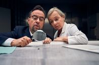 Tatort – In der Rechtsmedizin untersuchen Prof. Boerne (Jan Josef Liefers, l) und Silke Haller (ChrisTine Urspruch, r) die Biene, die sie in Golds Garderobe gefunden haben.