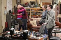 The Big Bang Theory – Können sich Leonard (Johnny Galecki, r.) und seine Frau Penny (Kaley Cuoco, 2.v.r.) in Sachen Liebesleben etwa noch etwas von Amy (Mayim Bialik, l.) und Sheldon (Jim Parsons, 2.v.l.) abgucken?