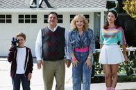The Goldbergs – (v.li.) Sean Giambrone (Adam Goldberg), Jeff Garlin (Murray Goldberg), Wendi McLendon-Covey (Beverly Goldberg), Hayley Orrantia (Erica Goldberg).