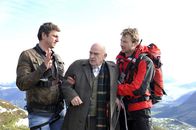 Der Bergdoktor – Ein offensichtlich verwirrter und orientierungsloser Mann (Peer Jäger, m.) muss von Martin (Hans Sigl, l.) und Hans (Heiko Ruprecht, r.) aus dem Berg gerettet werden.