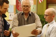 Community – Pierce (Chevy Chase, M.) hat eine neue Aufgabe - er soll das neue Schulmaskottchens entwerfen. Jeff (Joel McHale, l.) und Pelton (Jim Rasch, r.) sind auf den Design-Vorschlag gespannt ...