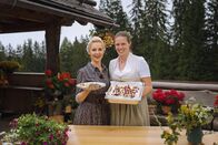 Silvia kocht – Silvia Schneider und Anja Kressl („Kurzgebratenes vom Lamm mit Risotto“ und „Almtiramisu“)