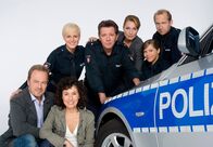 Großstadtrevier – L-R: Henning Schulz (Till Demtr¯der), Hariklia "Harry" Mˆller (Maria Ketikidou), Katja Metz (Anja Nejarri), Dirk Matthies (Jan Fedder), Frau K¸ppers (Saskia Fischer), Nicole Beck (Sophie Moser), Lothar Kr¸ger (Peter Heinrich Brix).