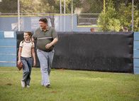 Young Sheldon – Missy (Raegan Revord, l.); George (Lance Barber, r.)
