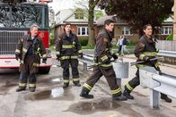 Chicago Fire – Auf zum nächsten Einsatz, v.li.: Christian Stolte als Mouch, Michael Bradway als Jack Damon, Jake Lockett als Sam Carver, Miranda Rae Mayo als Stella Kidd