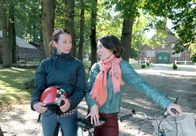 Rote Rosen – ARD ROTE ROSEN FOLGE 1860 Uhr im ERSTEN. Carla (Maria Fuchs, l.) wird von Eliane (Samantha Viana, r.) ermutigt, auf Gunters Angebot einzugehen.