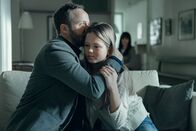 neoriginal: Arctic Circle - Der unsichtbare Tod – Dr. Thomas Lorenz (Maximilian Brückner) setzt alles daran, das alleinige Sorgerecht für seine Tochter Hanna (Lilli Salonen) zu bekommen.