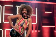 Comedy Clash – Der Berliner Abdel Boudii berichtet von kulturellen Begegnungen im O2-Shop. Die Ex-New Yorkerin Tamika Campbell (Foto) kennt keine guten deutschen Schimpfwörter und der Würzburger Robert Alan weiß um die Schattenseiten des Drogenkonsums. Wer setzt sich durch?