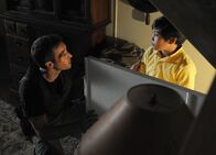Hawaii Five-0 – Steve (Alex O'Loughlin, l.) und sein Team versuchen Tun Pak (Ethan Garrido, r.), den Sohn von Diktator General Pak zu beschützen ...
