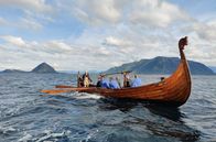 Maritimes Erbe – Das Wikingerschiff von Arne Tunheim mit der Crew vor der Insel Godøya