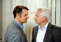 Rote Rosen – ARD ROTE ROSEN FOLGE 1798 Uhr im ERSTEN. Thomas (Gerry Hungbauer, r.) macht Drechsler (Klaus Christian Schreiber, l.) entschlossen eine Kampfansage.