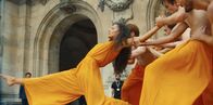 L'Opéra - Dancing in Paris – Das Resultat der Neuinterpretation des Stücks fasziniert Zuschauer und Tänzer zugleich. Vor der Opéra Garnier bahnt sich etwas Bedeutendes an.