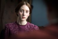 Krieg der Träume – Für die junge Ärztin Edith Wellspacher (Roxane Duran) ist der „Anschluss“ Österreichs im Jahr 1938 ein Schock. Ihr jüdischer Lebensgefährte Max, von dem sie ein Kind erwartet, wird verhaftet und in das KZ Dachau deportiert. Sie bittet ihren nationalsozialistischen Geliebten um eine illegale Abtreibung. Danach sieht Edith nur noch einen Ausweg: Flucht.