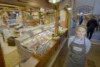 Im Bauch von ... – Anna Härö ist eine der jüngsten Händlerinnen in der alten Markthalle in Helsinki und bekannt für ihren Stand mit frischem Rentierfleisch.