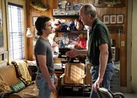 Young Sheldon – Georgie Cooper (Montana Jordan, l.); Coach Dale Ballard (Craig T. Nelson, r.)