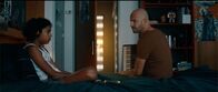 3 Hz – Felix' Vater Thomas (Stan Van Samang) sitzt bei Felix (Junes Callaert) und möchte mit ihm reden.