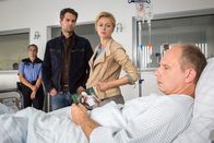 Akte Ex – Lukas Hundt (Oliver Franck, l.) und Kristina Katzer (Isabell Gerschke, 2.v.l.) befragen im Beisein der Krankenschwester (Runa Pernoda) Werner Kühn (Michael Lott, r.). Hat Kühn seine Tochter ermordet?