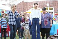 The Mick – Mickey (Kaitlin Olson, l.), Ben (Jack Stanton, 2.v.l.), Sabrina (Sofia Black-D'Elia, 2.v.r.) und Alba (Carla Jimenez, r.) können das nicht fassen, wie viel Chaos die Geburtstagsfeier angerichtet hat ...
