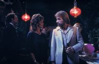 Missing in Action – Ann Fitzgerald (Lenore Kasdorf, M.), Col. James Braddock (Chuck Norris, r.)