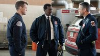 Chicago Fire – Lagebesprechung: Jesse Spencer als Matthew Casey, Eamonn Walker als Chief Wallace Boden, Taylor Kinney als Kelly Severide
