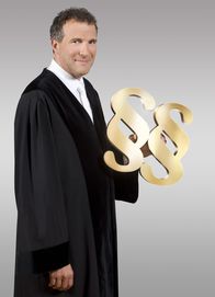 Richter Alexander Hold – Richter Alexander Hold war Staatsanwalt und Richter am Amtsgericht in Kempten. Er steht in der erfolgreichen Court-Show-Tradition von SAT.1 und entscheidet Strafrechtsfälle - das ganze Spektrum der Strafbarkeit, vom Drogendealer bis zur Sexualstraftat ...