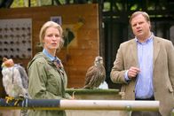 Die Rosenheim-Cops – Falknermeisterin Sandra Holzinger (Stefanie von Poser, l.) kann gegenüber Kommissar Hartl (Michael A. Grimm, r.) kein Alibi nachweisen.