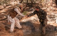 Lone Survivor – Als Luttrell (Mark Wahlberg, r.) alle Hoffnung fallen lässt, taucht ein Bewohner eines Taliban feindlichen Dorfes auf und bringt ihn in Sicherheit ...