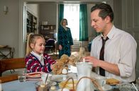 Ku'damm 63 – Einmal mehr beweist sich Freddy (Trystan Pütter) als guter Freund. Monika (Sonja Gerhardt) hat es hart getroffen: Auch wenn sie es Dorli (Alma/Smilla Löhr) nicht spüren lassen will, ringt sie mit ihrem Schicksal.