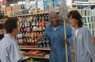 Malcolm mittendrin – Wegen einer Pappfigur die im Supermarkt aufgestellt ist, kommen sich Malcolm (Fankie Muniz, l.) und Lois (Jane Kaczmarek, r.) in die Haare ...