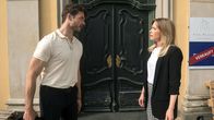 Rote Rosen – Philip (Marc Schöttner, l.) gerät unter Druck, als Amelie (Lara-Isabelle Rentinck, r.) ihm eine unangenehme Alternative zur Geldbeschaffung vorschlägt.