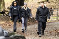 FBI: Most Wanted – L - R: Roxy Sternberg als Sheryll Barnes, Shantel VanSanten als Nina Chase, Dylan McDermott als Remy Scott