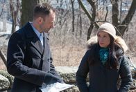 Elementary – Weil Holmes' (Jonny Lee Miller, l.) Bruder Mycroft überraschend nach New York zurückgekehrt ist, kommt es zu Spannungen zwischen Holmes und Watson (Lucy Liu, r.), die ein ganz besonderes Verhältnis mit Mycroft verbindet ...