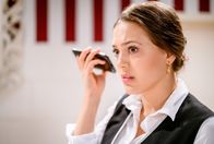Sturm der Liebe – Maxis (Katharina Scheuba) schlechtes Gewissen wächst, als sie ausgerechnet ein Telefonat Sophias mit Henry abhört.