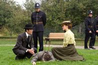 Murdoch Mysteries – Detective Murdoch (Yannick Bisson, links) und Dr. Ogden (Hélène Joy, rechts) besprechen den Tatort, während Constable Crabtree (Jonny Harris, stehend) zusieht.