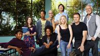 Community – (4. Staffel) - Community - Eine ganz spezielle Lerngruppe: (v.l.n.r.) Troy Barnes (Donald Glover), Annie Edison (Alison Brie), Abed Nadir (Danny Pudi), Shirley Bennett (Yvette Nicole Brown), Dean Pelton (Jim Rash), Senor Chang (Ken Jeong), Britta Perry (Gillian Jacobs), Jeff Winger (Joel McHale) und Pierce Hawthorne (Chevy Chase) ...