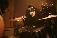 Sketch History – Kiss me: Holger Stockhaus als Gene Simmons.
