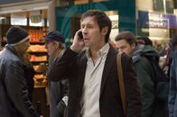 Das Bourne Ultimatum – Jason Bourne ist nach dem Rachefeldzug für seine Frau untergetaucht, aber immer noch auf der Suche nach seinem wahren Ich. Der Artikel des Londoner Journalisten Simon Ross (Paddy Considine) macht ihn plötzlich hellhörig. Er hat offensichtlich Verbindungen zu einem Insider, der mehr über ihn weiß ...